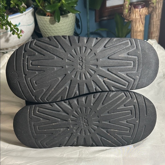 UGG Maddi Black Suede Winter Boots with Fur Trim - Picture 10 of 11